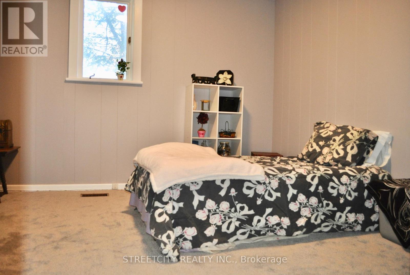 6906 Wisbeach Road, Warwick, Ontario N0M 1B0 - Photo 25 - X12114662