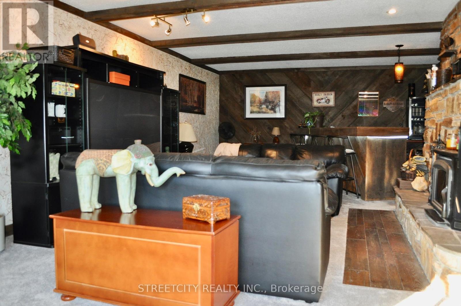 6906 Wisbeach Road, Warwick, Ontario  N0M 1B0 - Photo 8 - X12114662