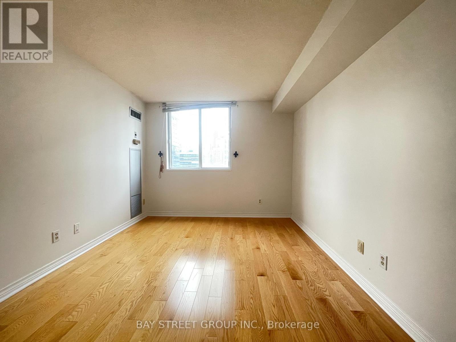 1910 - 736 Bay Street, Toronto (Bay Street Corridor), Ontario  M5G 2M4 - Photo 12 - C12100356