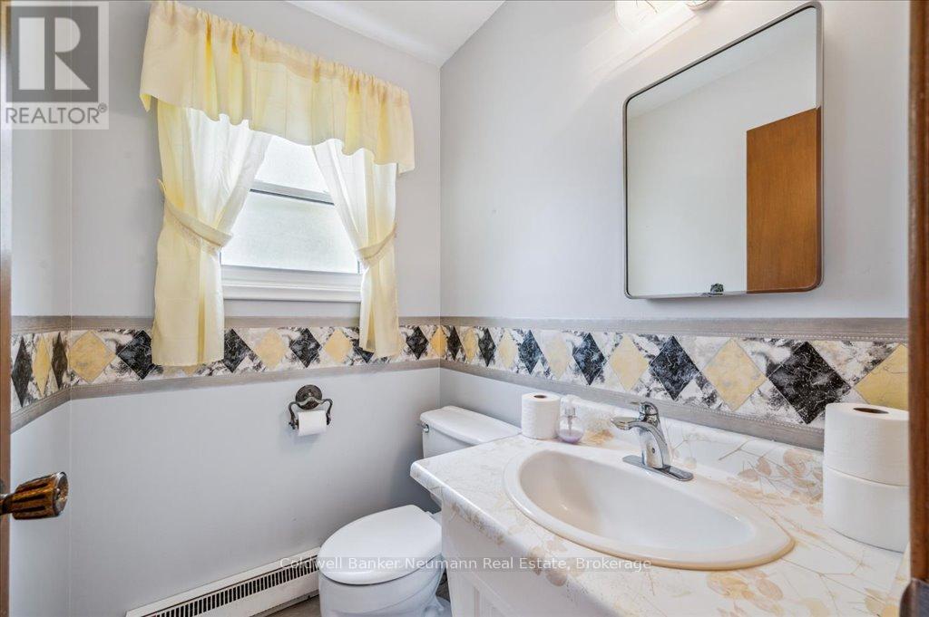 61 Applewood Crescent, Guelph (Junction/onward Willow), Ontario  N1H 6B3 - Photo 18 - X12114737