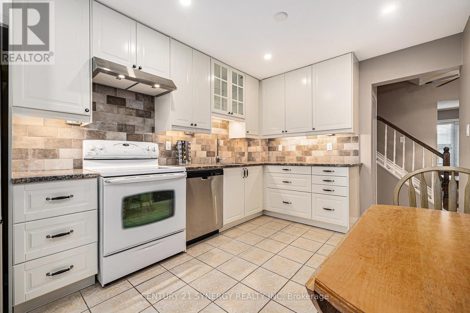 857 Lawnsberry Drive, Ottawa, Ontario  K1E 1X8 - Photo 11 - X12114746