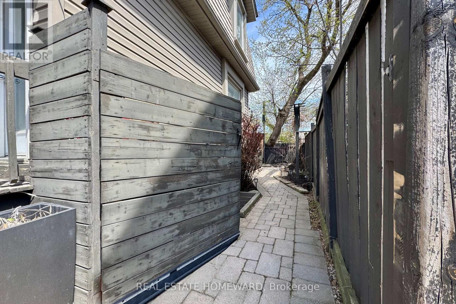Bsmt - 71 Knox Avenue, Toronto, Ontario  M4L 2N8 - Photo 8 - E12114762