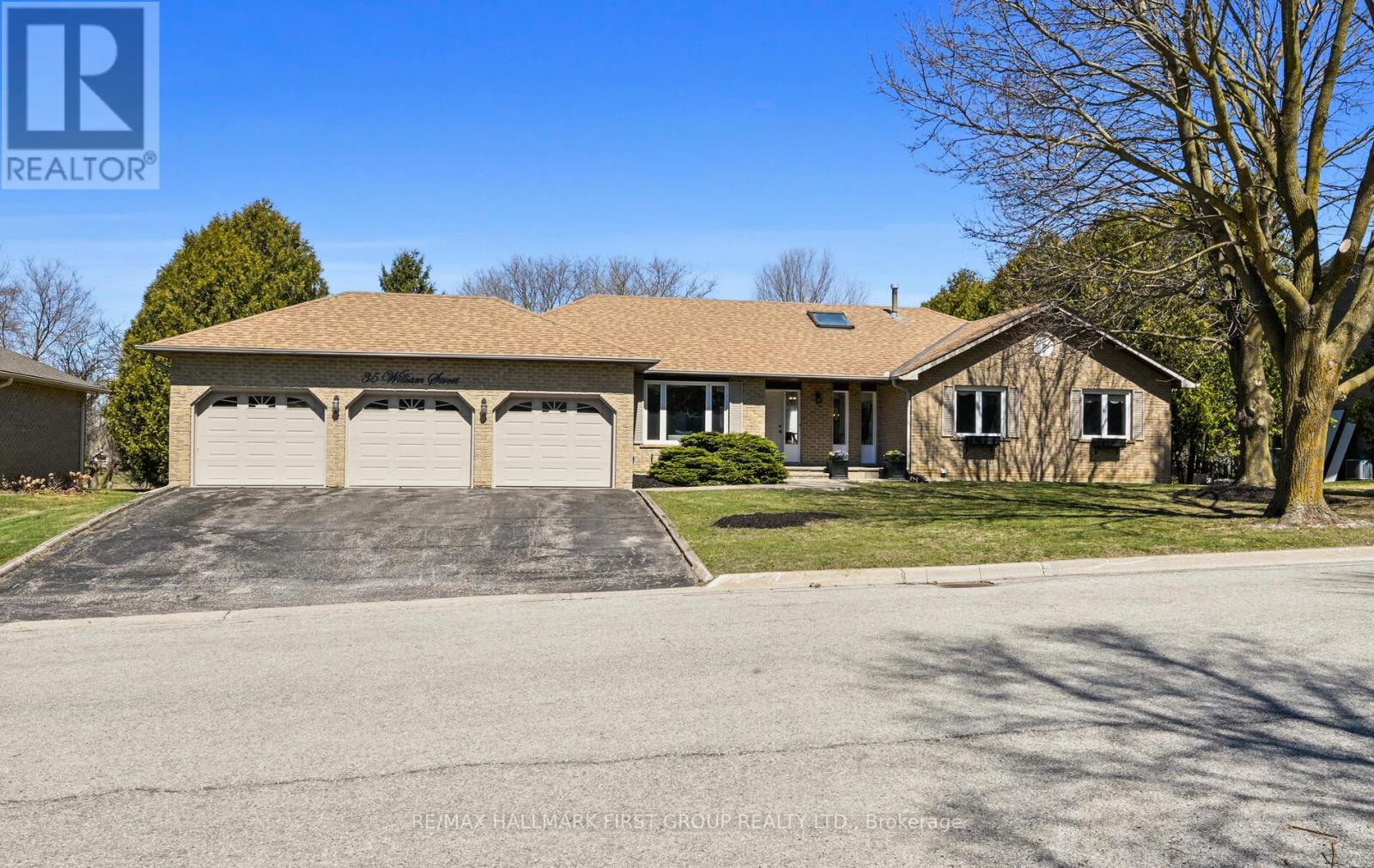 35 William Street, East Gwillimbury (Sharon), Ontario  L0G 1V0 - Photo 1 - N12114643