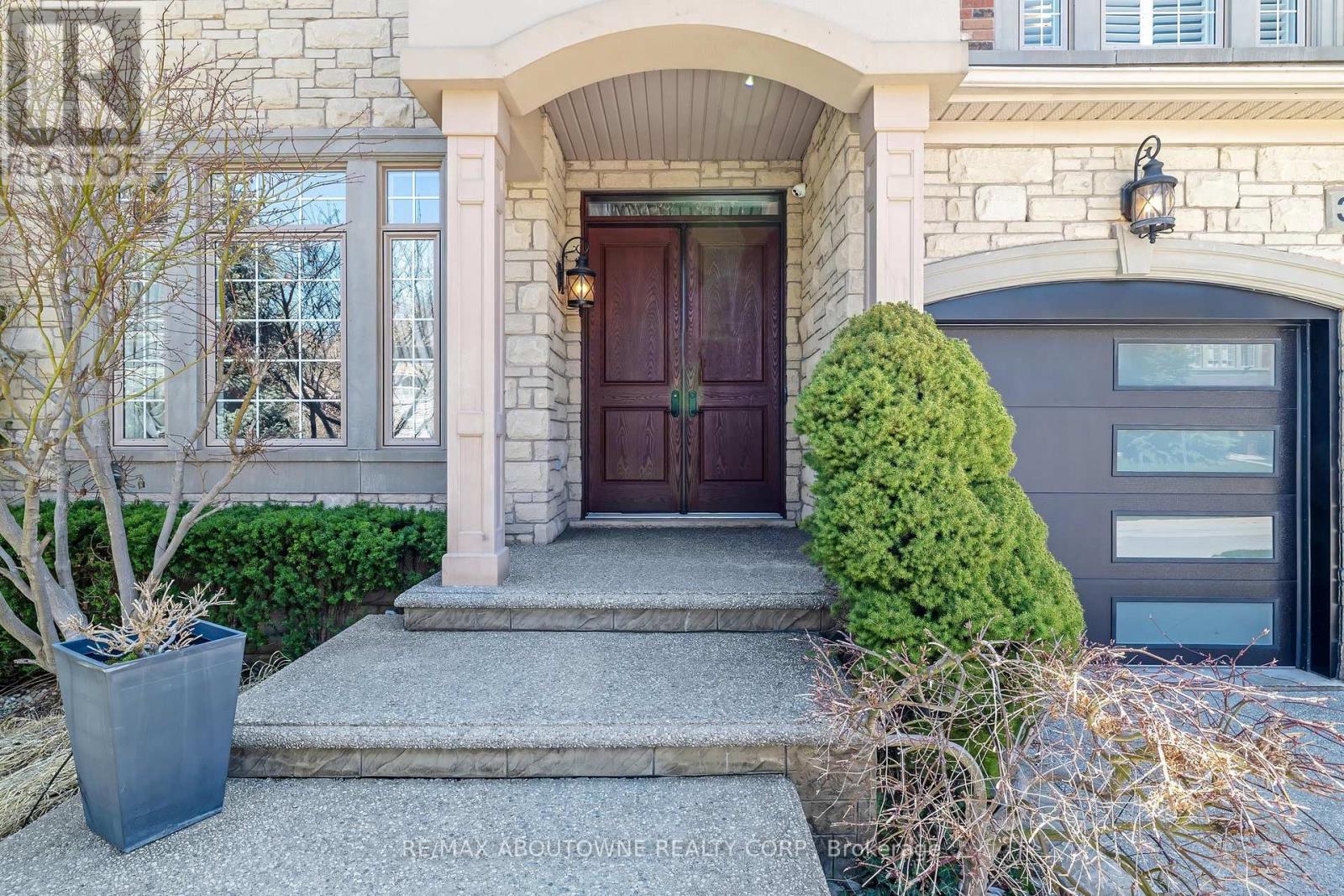 3168 Saddleworth Crescent, Oakville, Ontario  L6M 0A8 - Photo 3 - W12114688