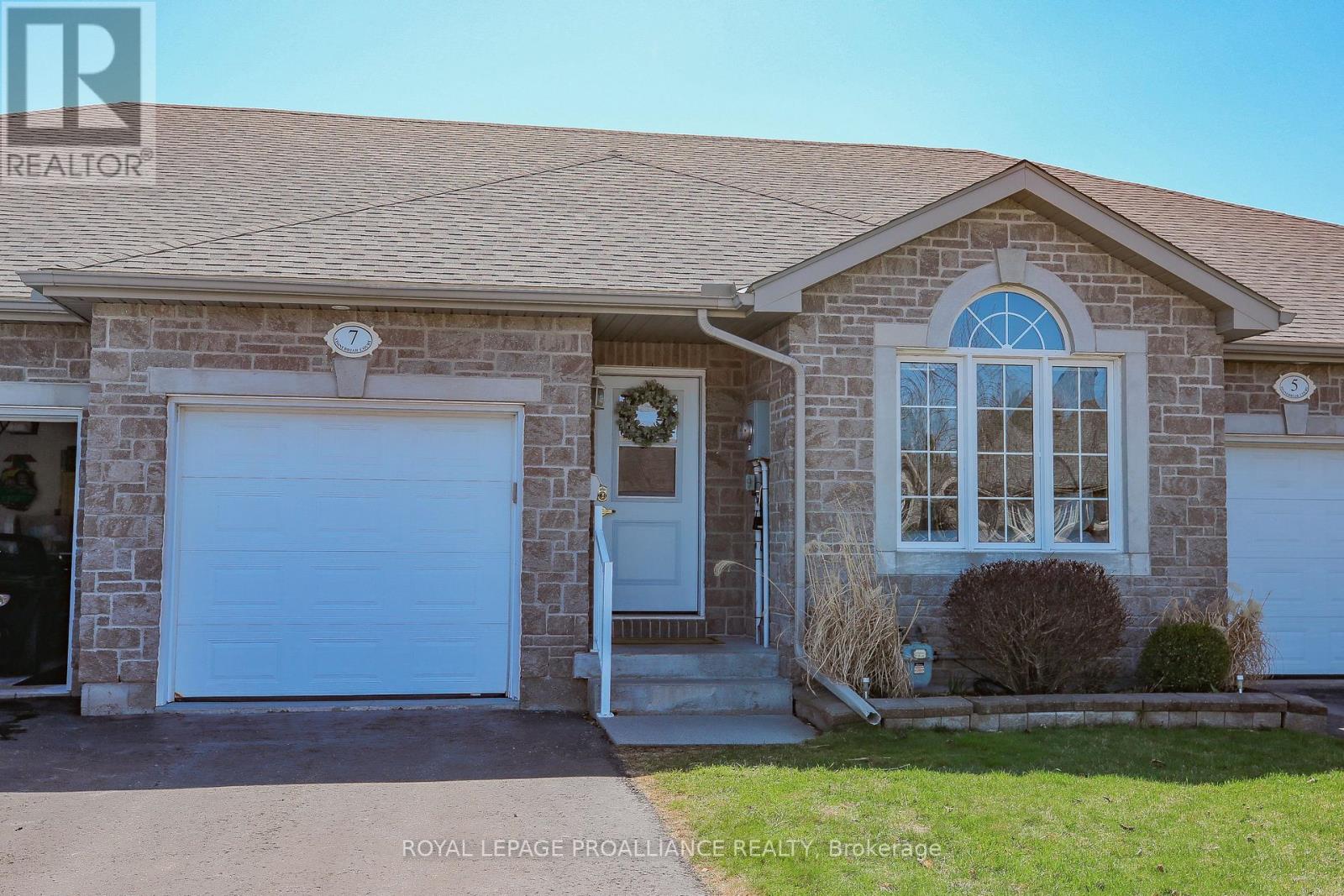 7 STONEBRIAR COURT, Brockville, Ontario
