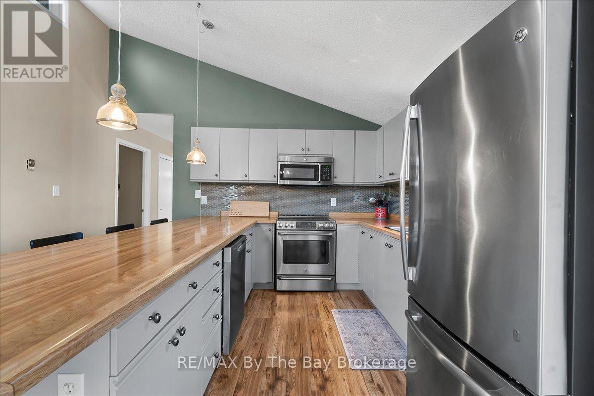 177 Talisman Mountain Drive, Grey Highlands, Ontario  N0C 1G0 - Photo 18 - X12114859