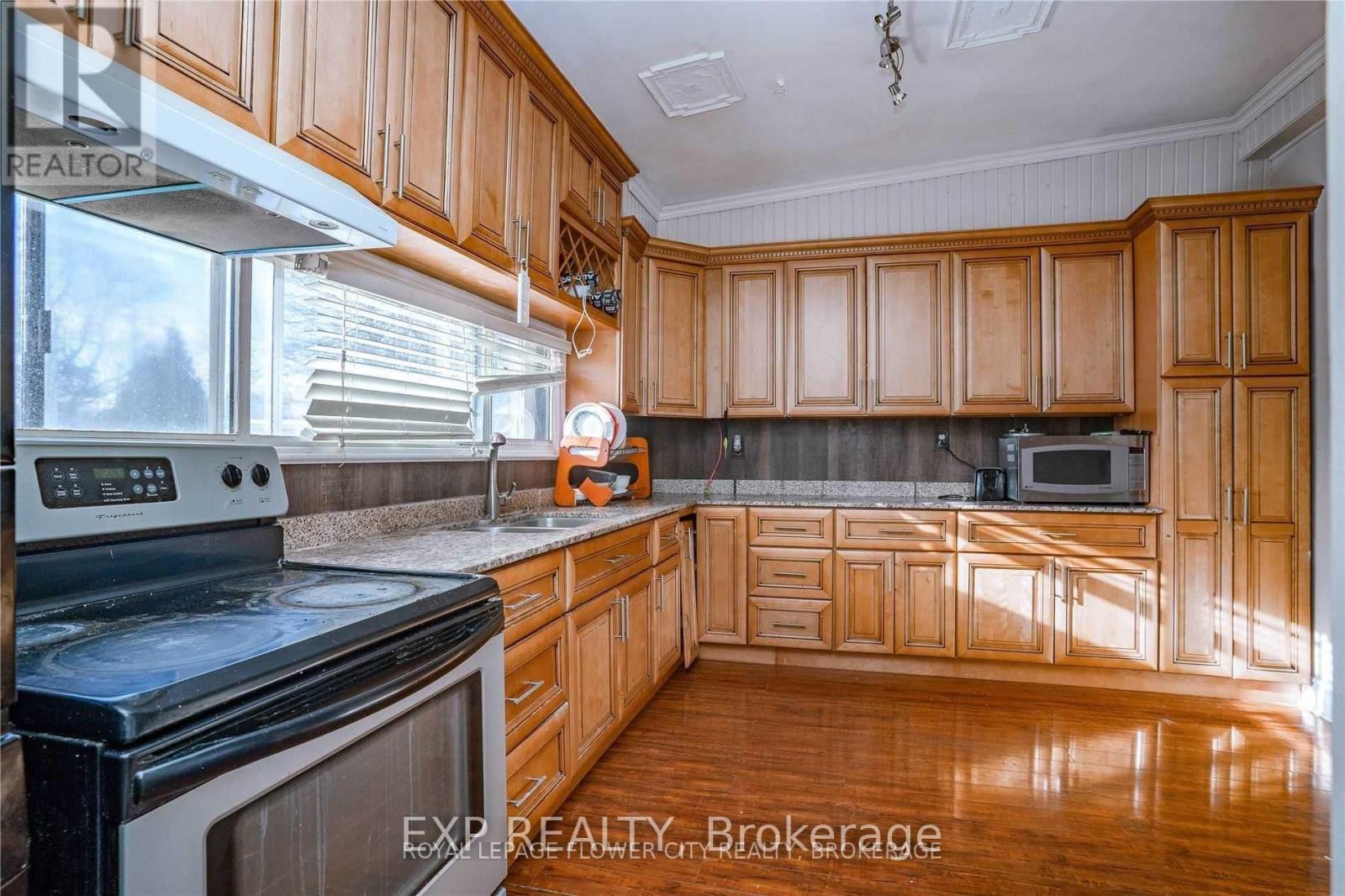 7501 Homeside Gardens, Mississauga, Ontario  L4T 2A8 - Photo 4 - W12114895