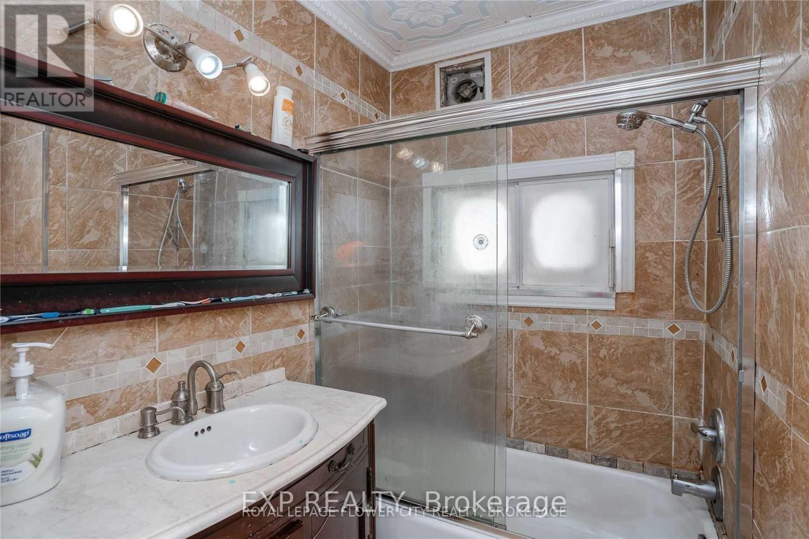 7501 Homeside Gardens, Mississauga, Ontario  L4T 2A8 - Photo 8 - W12114895