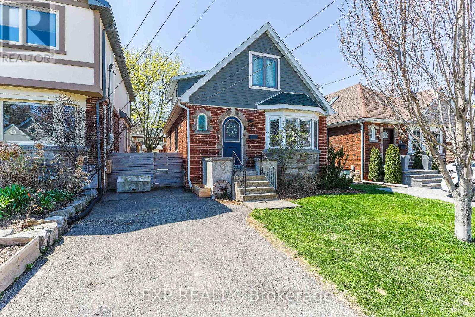 17 Edgevale Road, Hamilton, Ontario  L8S 3P1 - Photo 2 - X12114846