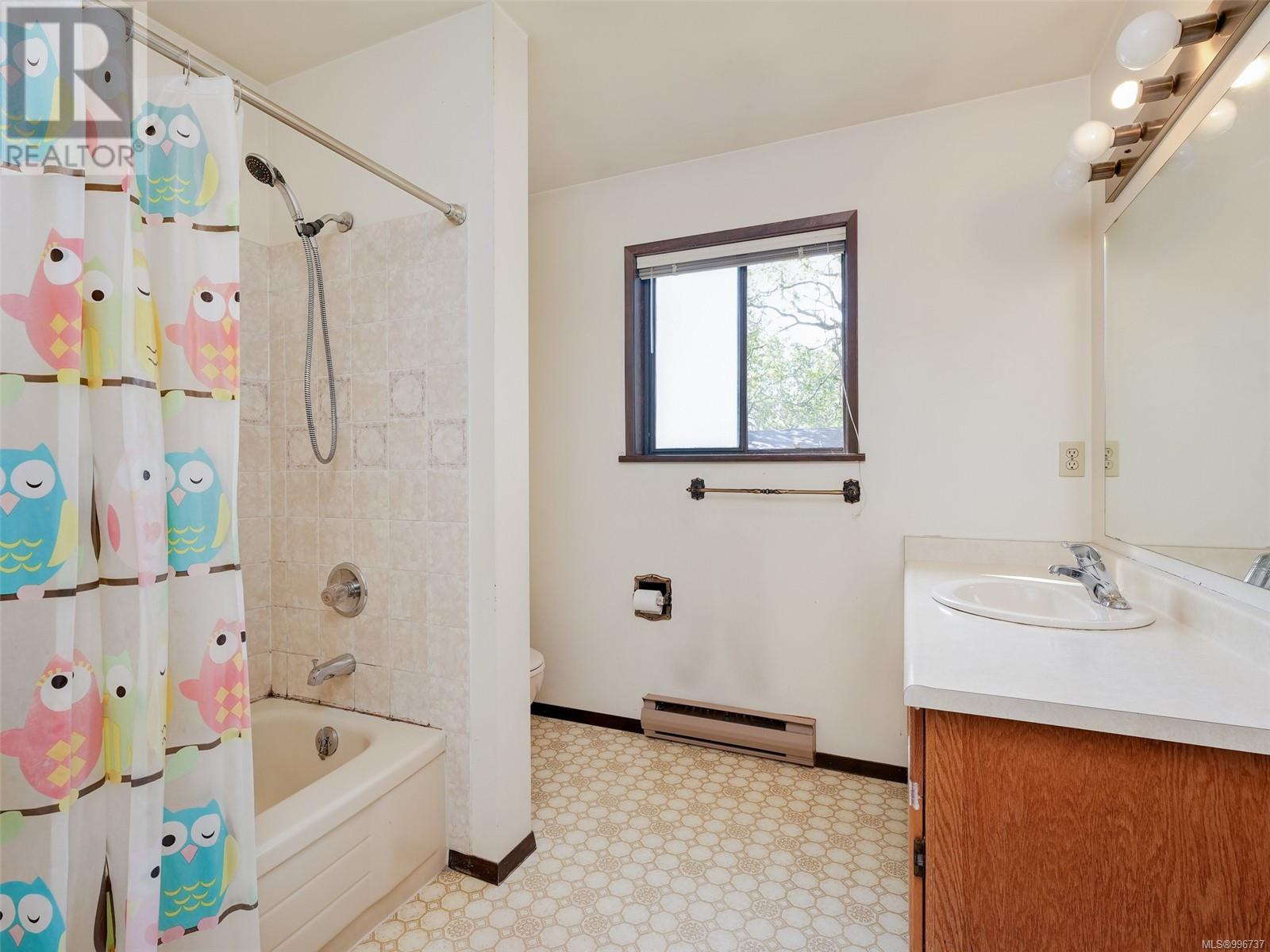 1249 Garry Oak Pl, Saanich, British Columbia  V8P 5N1 - Photo 18 - 996737