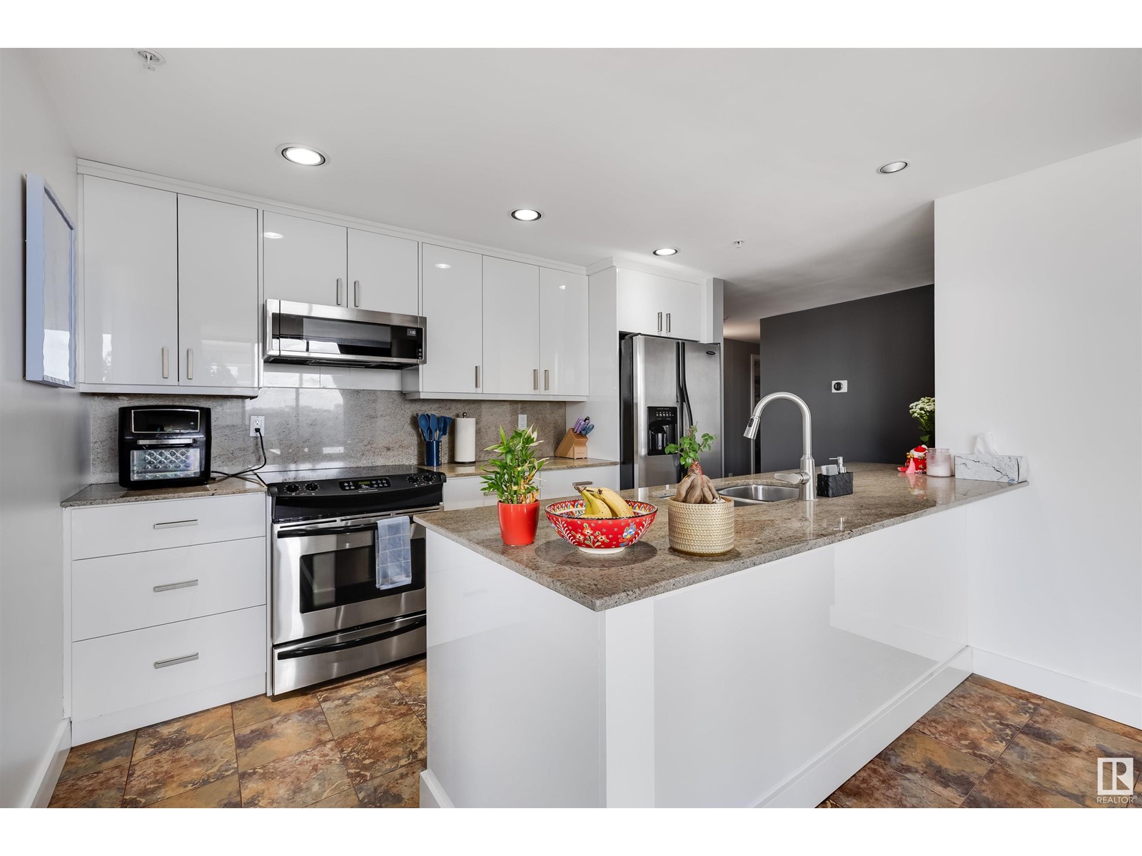 #701 10028 119 St Nw, Edmonton, Alberta  T5K 1Y8 - Photo 12 - E4433573