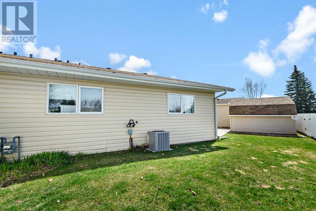 32 Dale Close, Red Deer, Alberta  T4R 2L5 - Photo 4 - A2215613