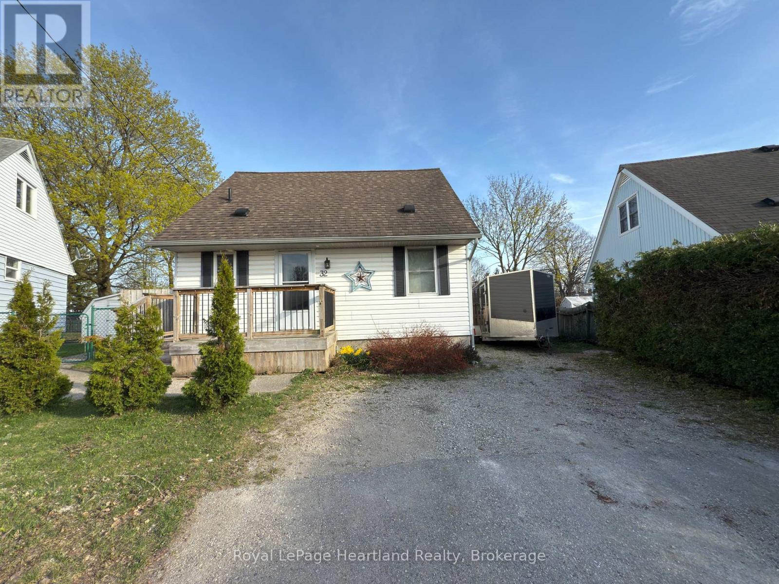 32 Regina Road, Huron East (Vanastra), Ontario  N0M 1L0 - Photo 42 - X12114908