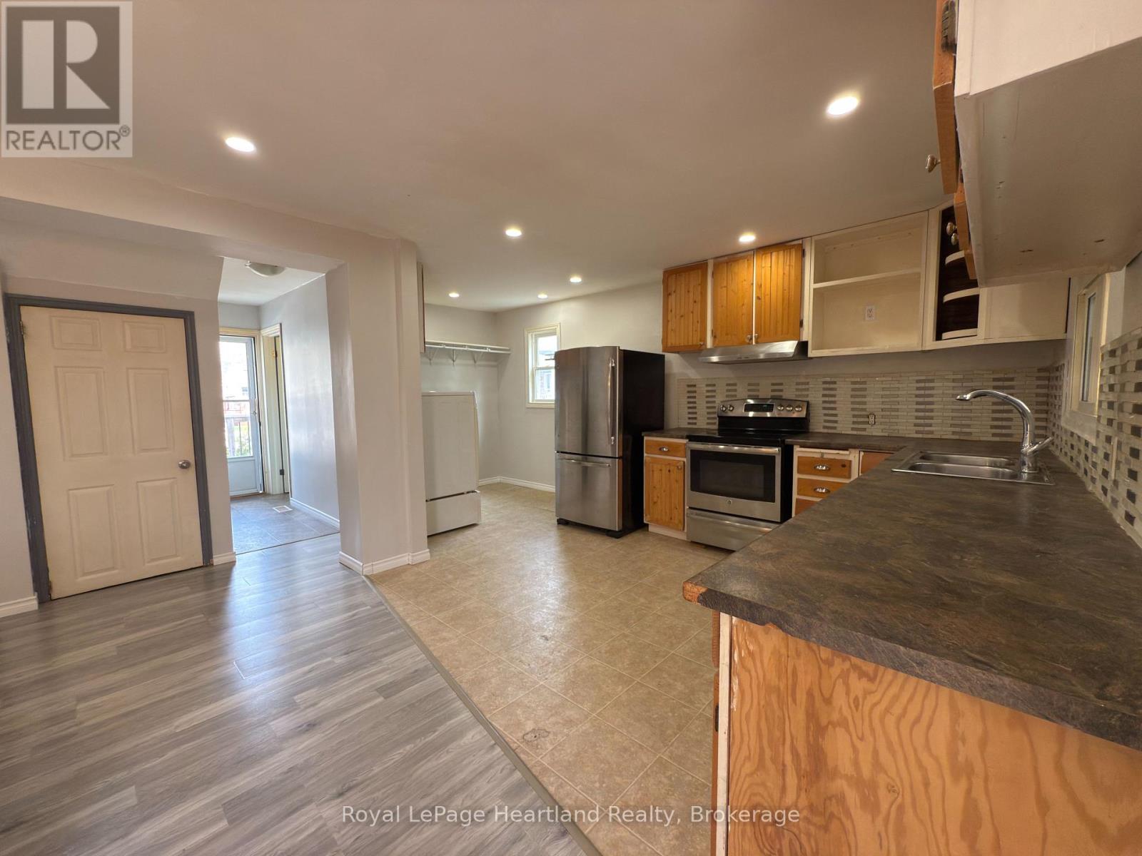 32 Regina Road, Huron East (Vanastra), Ontario  N0M 1L0 - Photo 8 - X12114908