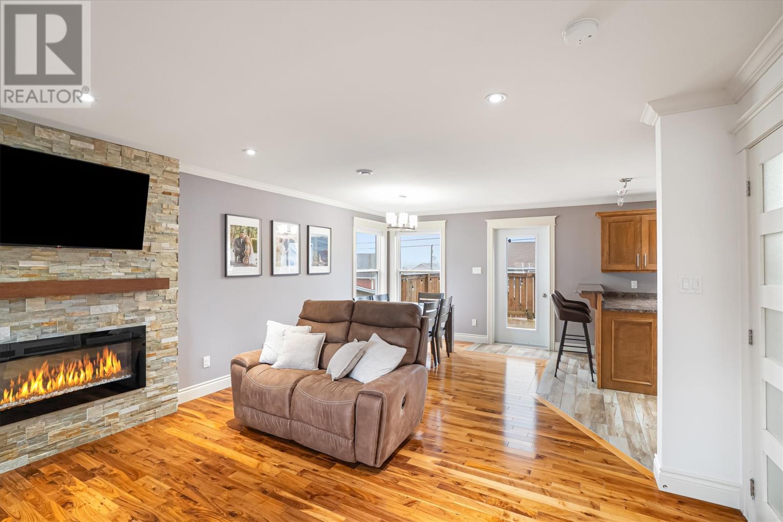 Property at 6 Willow Bend Close image 3