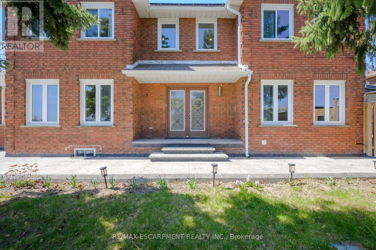 2728 Guilford Crescent, Oakville, Ontario  L6J 6Z8 - Photo 3 - W12114059