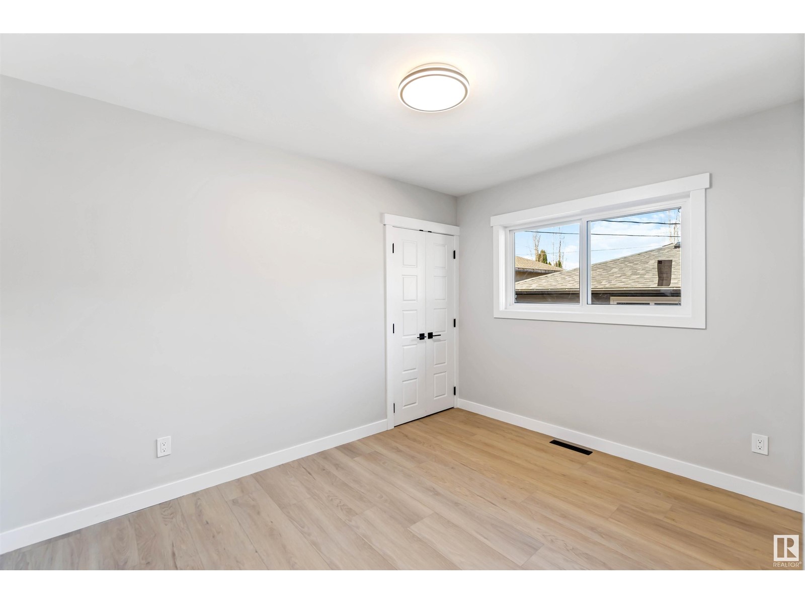Property at 9640 67A ST NW image 4