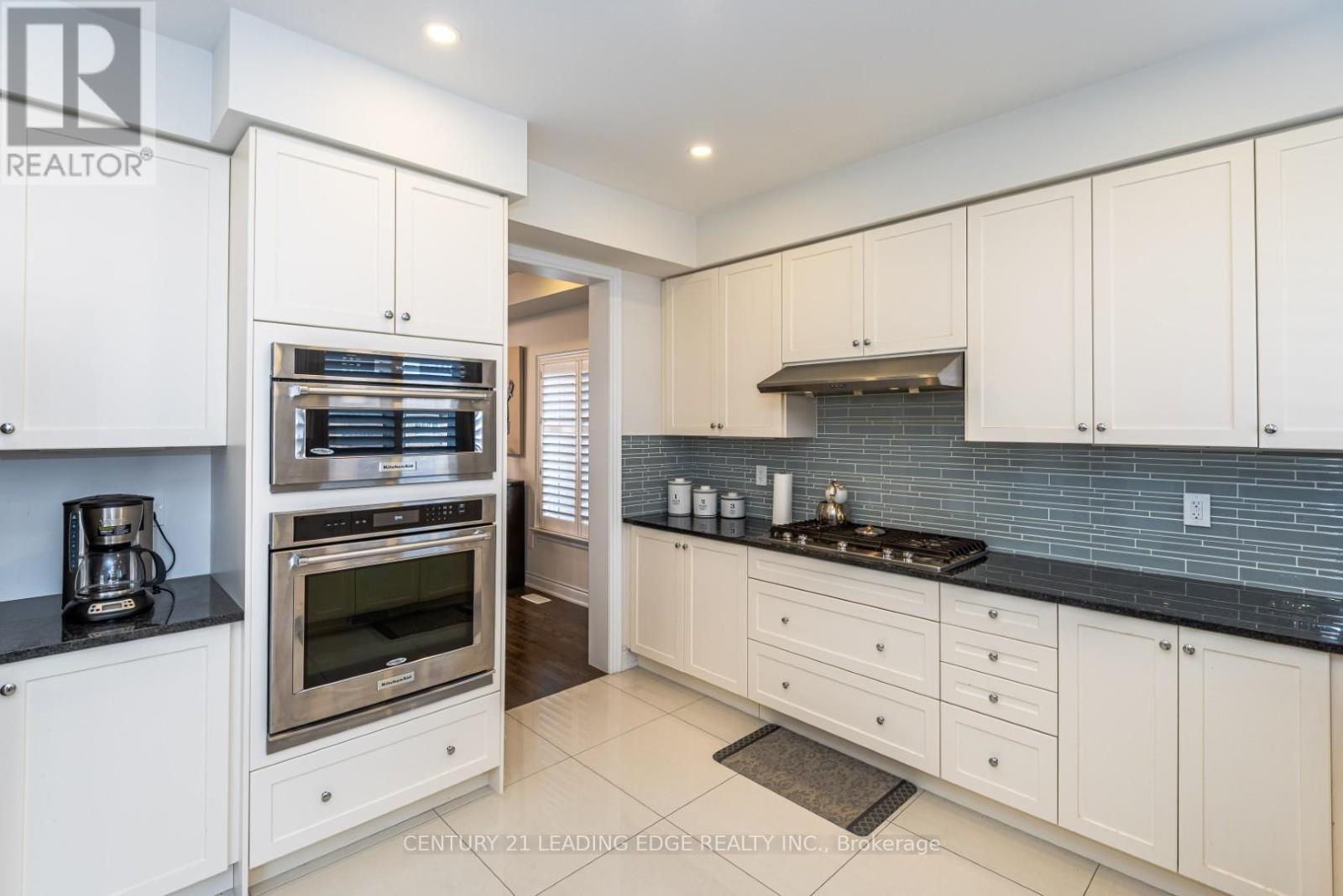 14 W Dykie Court, Bradford West Gwillimbury, Ontario  L3Z 0Y1 - Photo 8 - N12111285