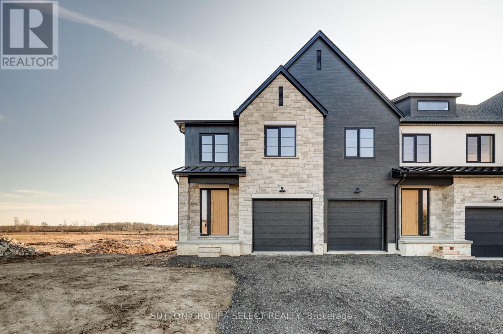 15 Optimist Drive, Southwold, Ontario  N5P 3T2 - Photo 2 - X12115150