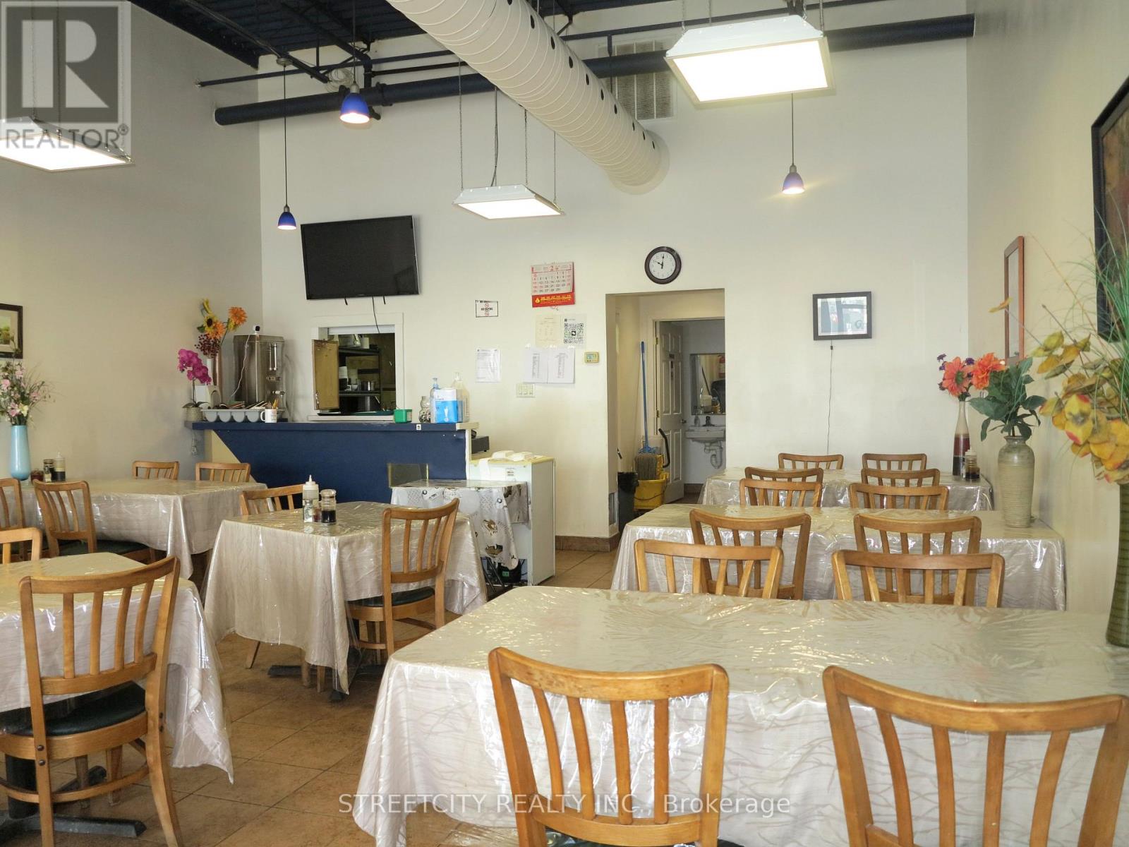 Property at 7A - 611 WONDERLAND ROAD N image 3
