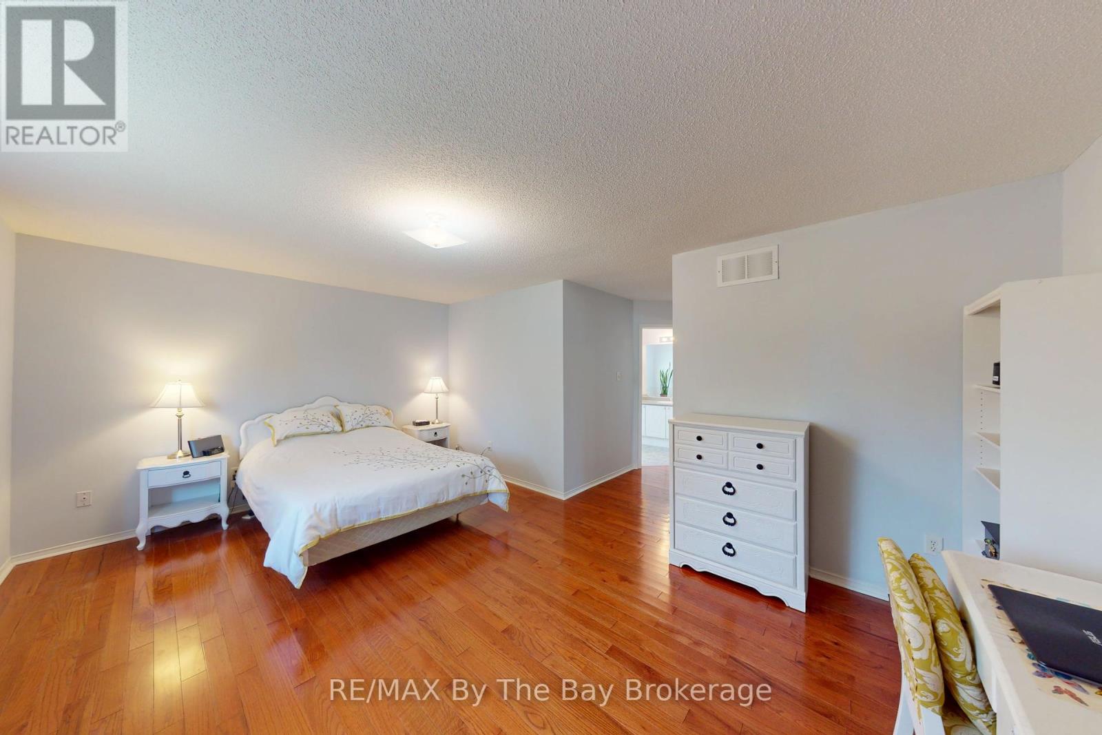 150 Silver Birch Avenue, Wasaga Beach, Ontario L9Z 1N3 - Photo 21 - S12115318