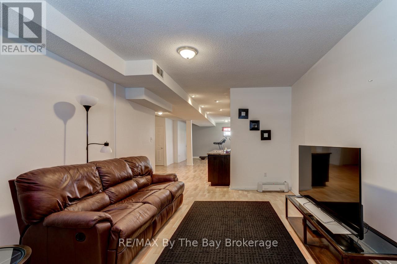 150 Silver Birch Avenue, Wasaga Beach, Ontario L9Z 1N3 - Photo 37 - S12115318