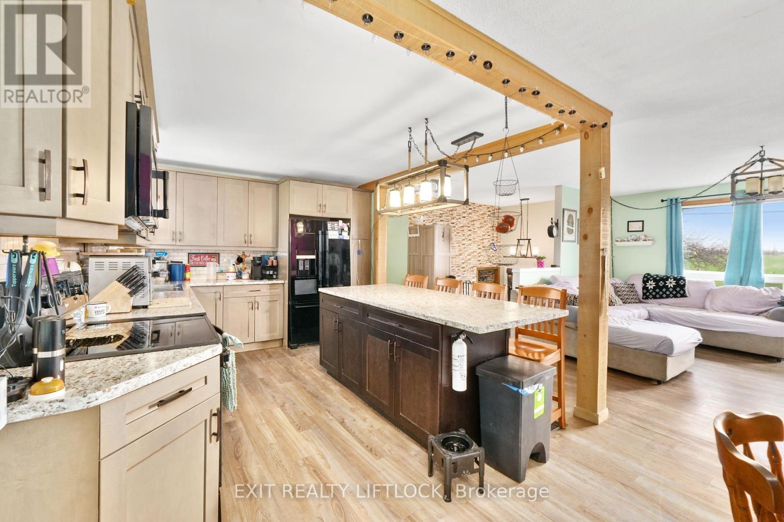 1688 Tara Road, Selwyn, Ontario K9J 6X2 - Photo 10 - X12115065