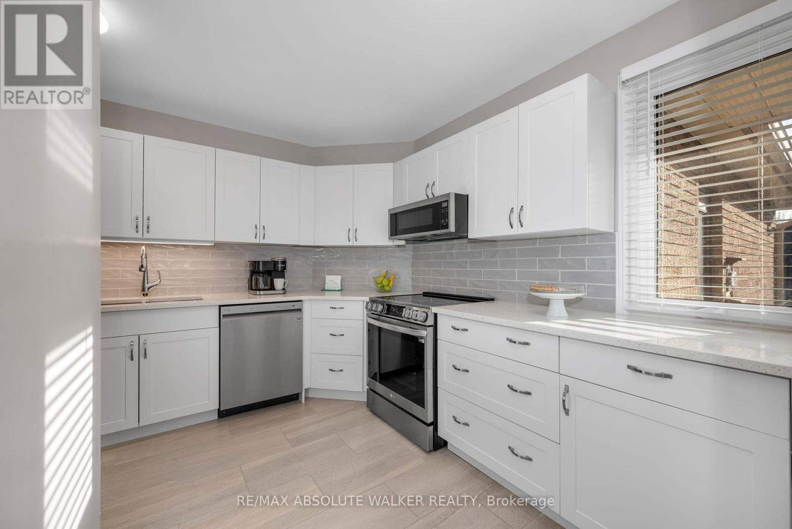 1444 Deavy Way, Ottawa, Ontario  K1E 2W8 - Photo 3 - X12115146