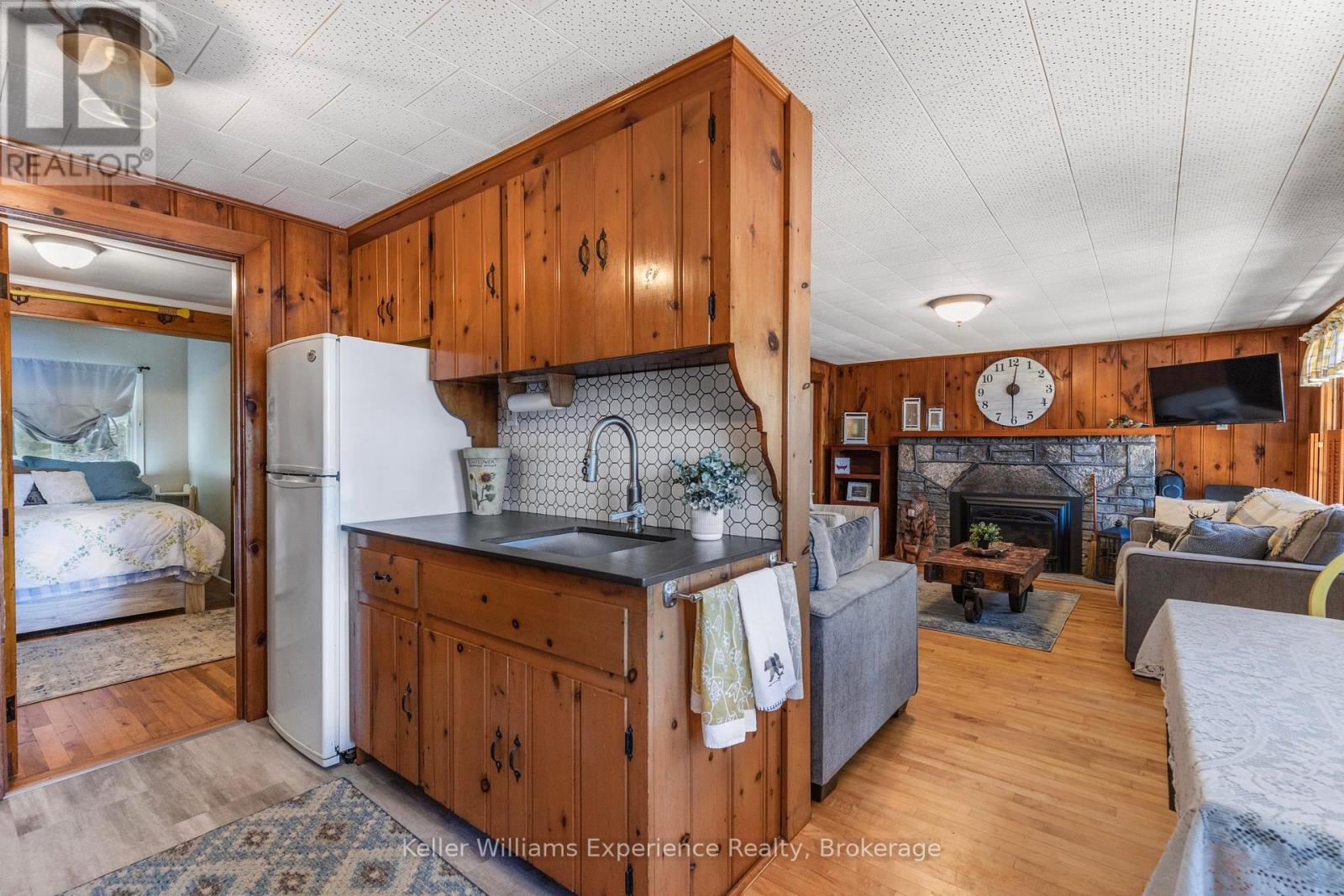 185 West Waseosa Lake Road, Huntsville, Ontario P1H 2N5 - Photo 18 - X12115058
