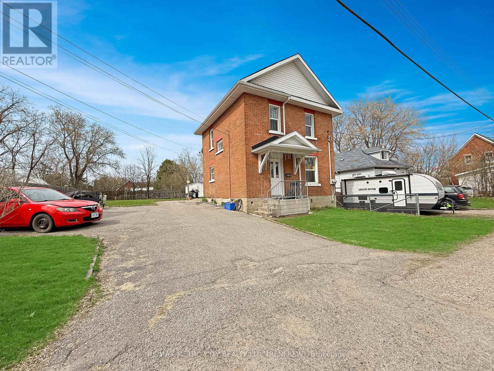 Property at 142 BANK STREET S image 1