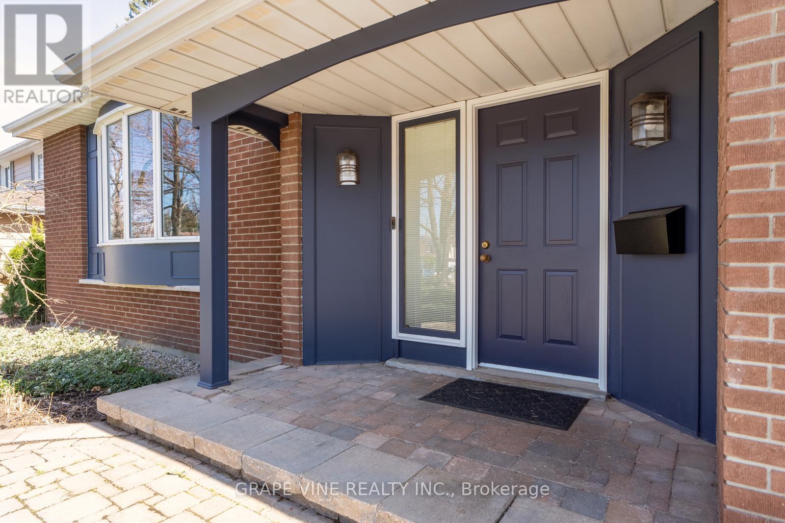 105 Westpark Drive, Ottawa, Ontario  K1B 3G4 - Photo 4 - X12073765