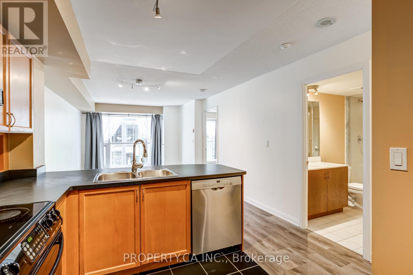 311 - 18 Beverley Street, Toronto, Ontario  M5T 3L2 - Photo 6 - C12115271