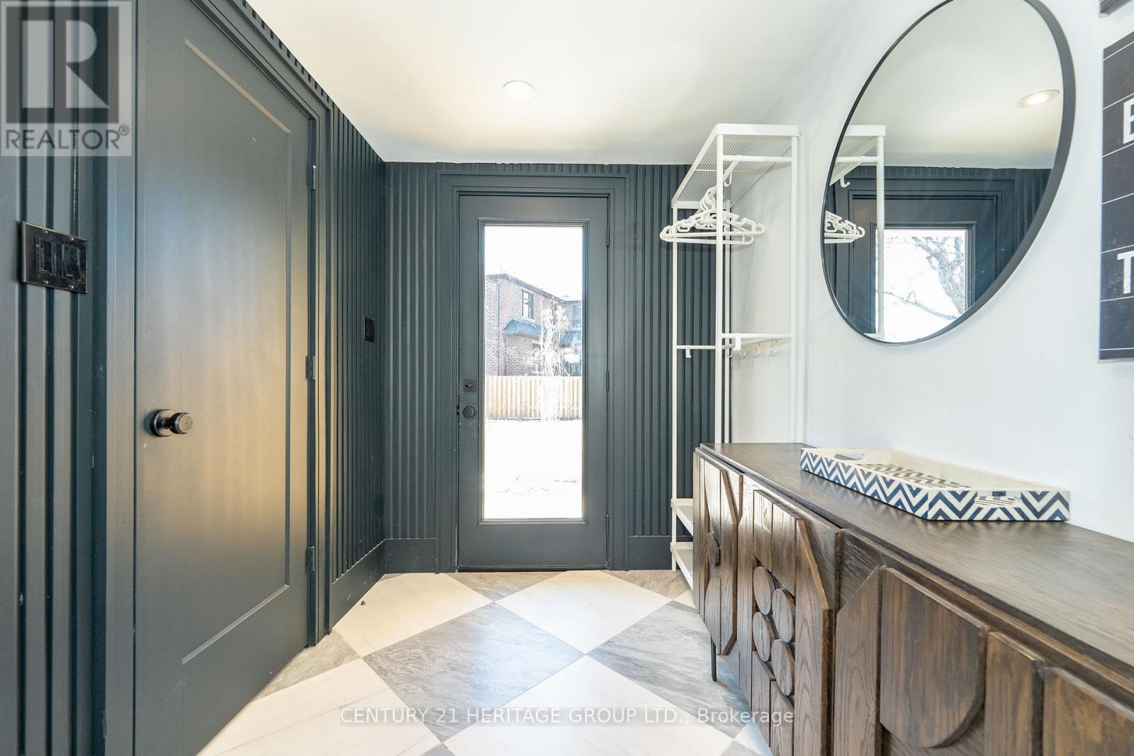 48 Denvale Road, Toronto (O'connor-Parkview), Ontario  M4B 3B7 - Photo 9 - E12115242