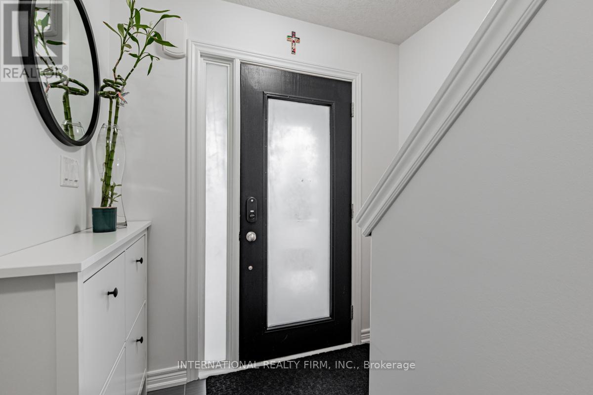 Property at 33 - 1 LEGGOTT AVENUE image 4
