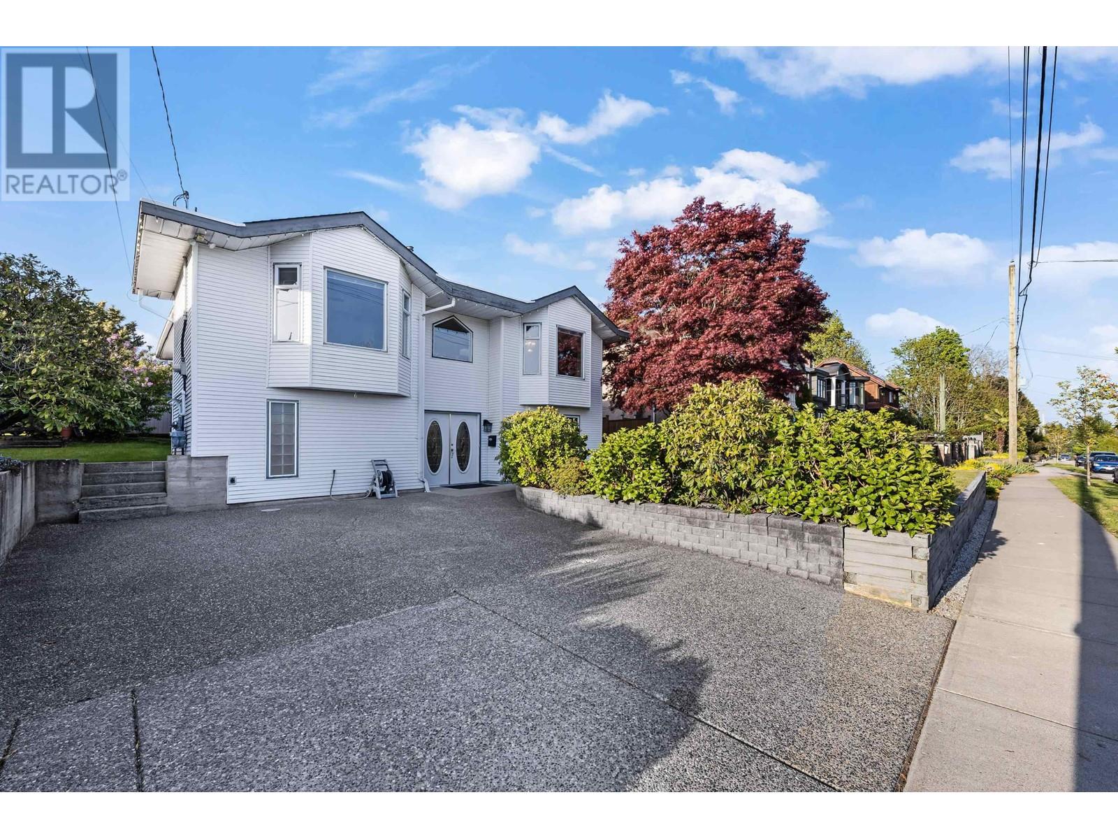 Property at 957 STEWART AVENUE image 4