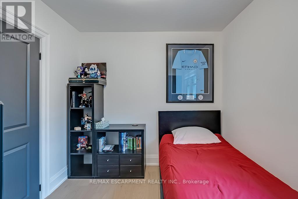 564 Maplehill Drive, Burlington, Ontario  L7N 2W3 - Photo 20 - W12114958