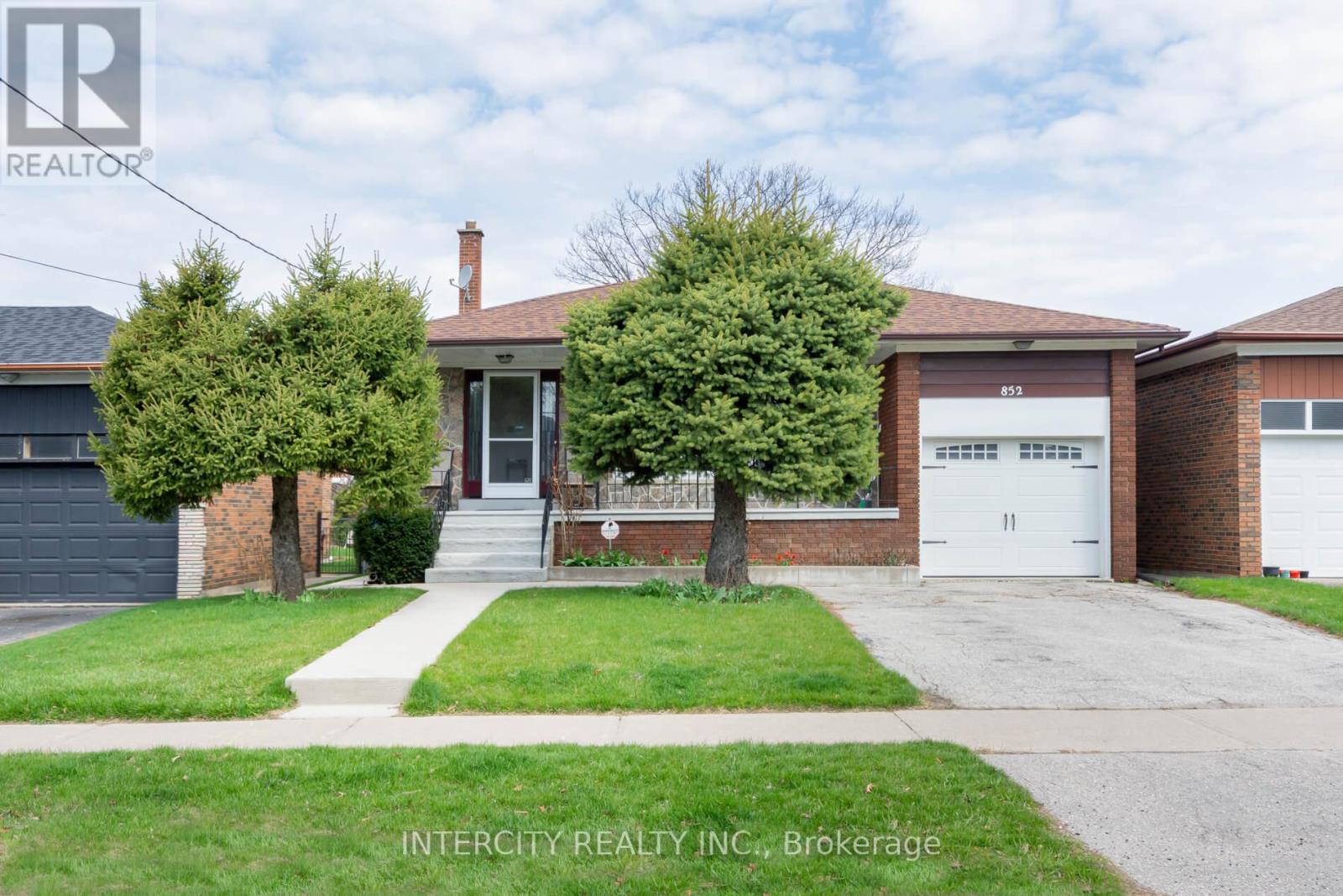 <div class="slider-price">$1,649,999</div><p>852 Glencairn Avenue, Toronto, Ontario</p>