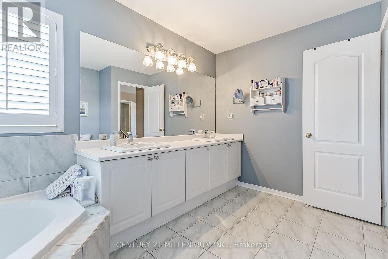 6 Collingwood Avenue, Brampton (Snelgrove), Ontario  L7A 2E5 - Photo 23 - W12115162