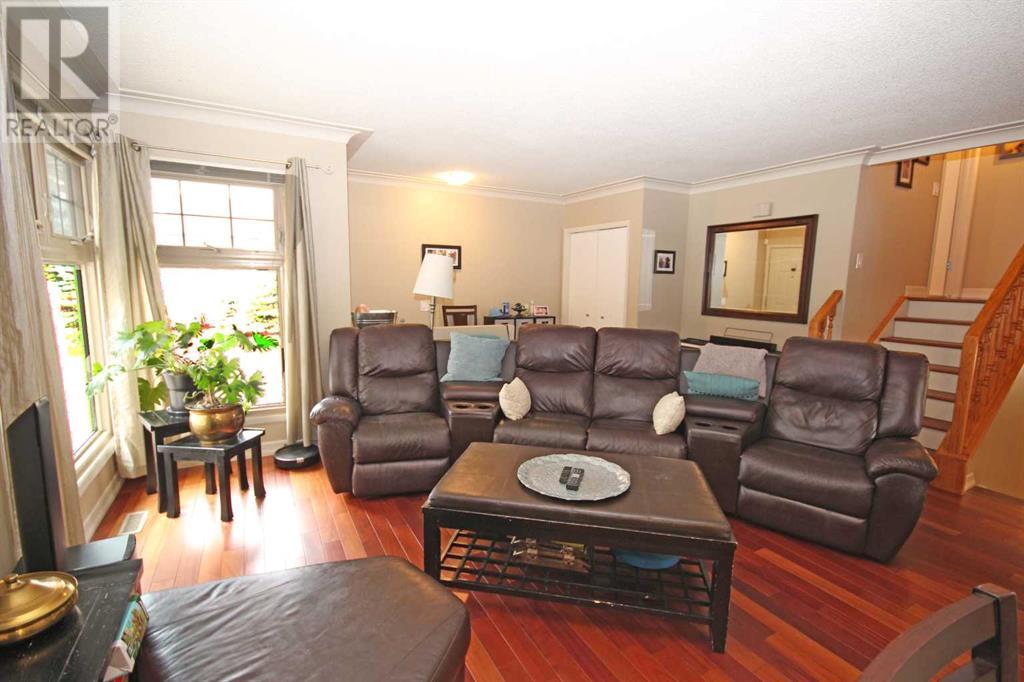 Property at 375 Woodbine Boulevard SW image 3