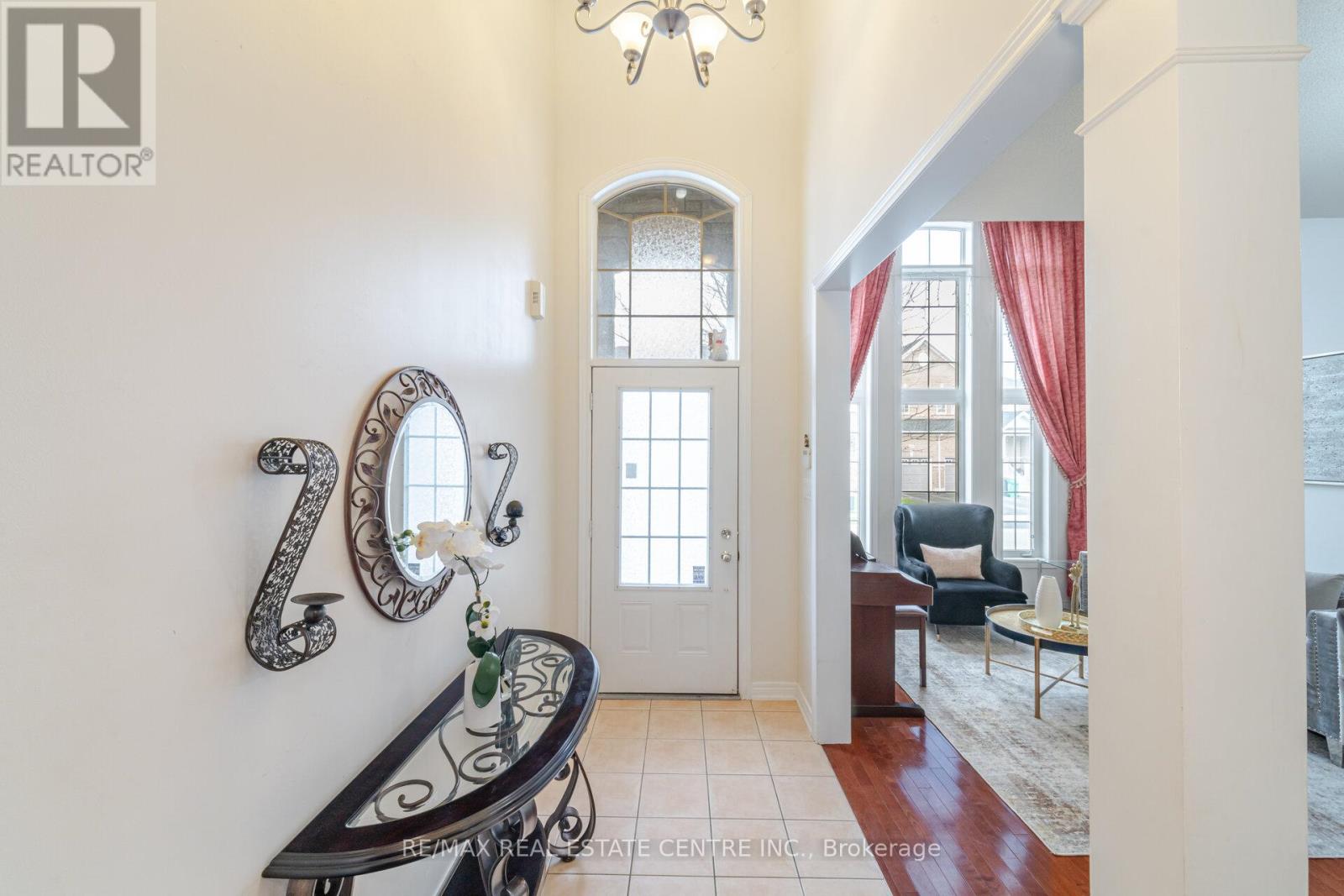 47 Begonia Crescent, Brampton, Ontario  L7A 0M7 - Photo 5 - W12101435