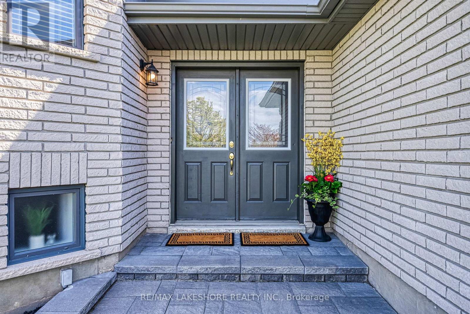 Property at 1044 RIDDELL AVENUE image 2