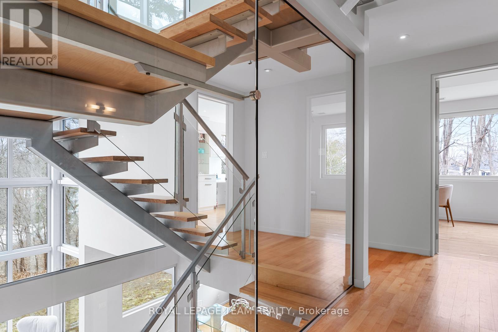 13 Rockcliffe Way, Ottawa, Ontario  K1M 1B2 - Photo 18 - X12115768