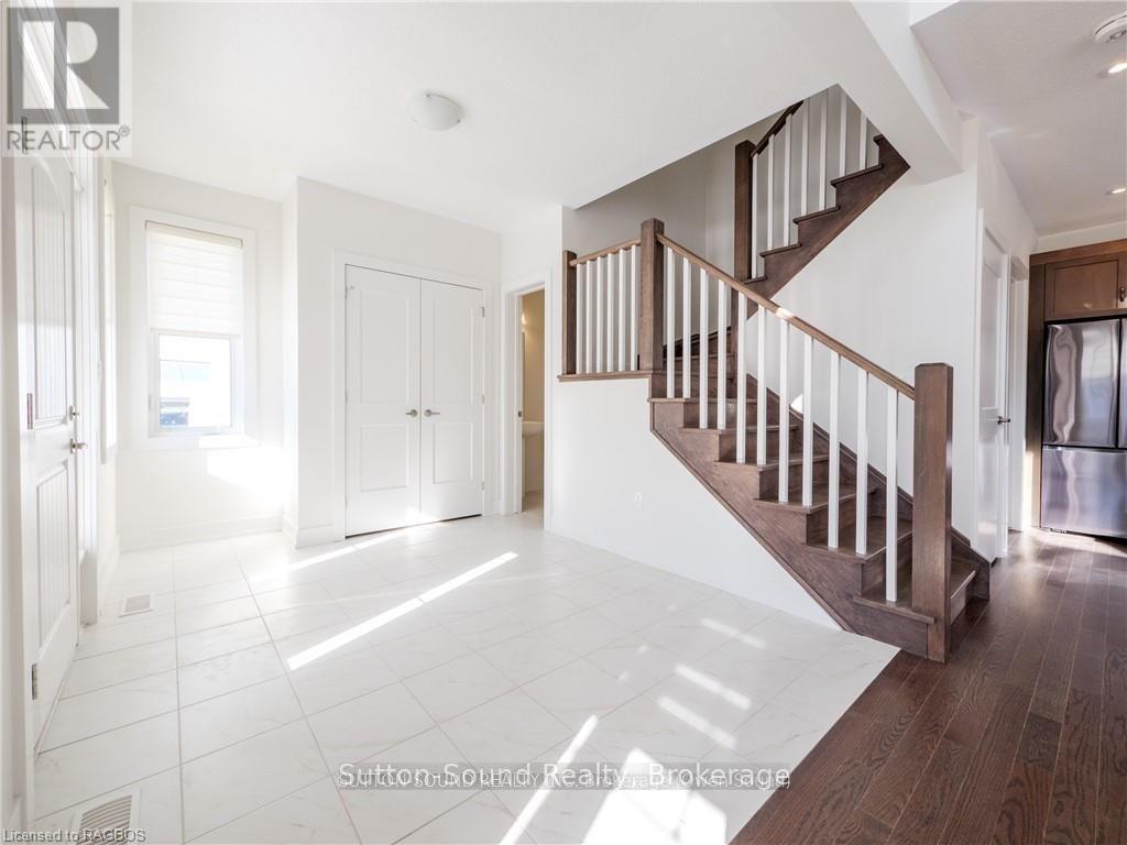 301 Sandpiper Lane, Georgian Bluffs, Ontario N0H 1S0 - Photo 6 - X12115521