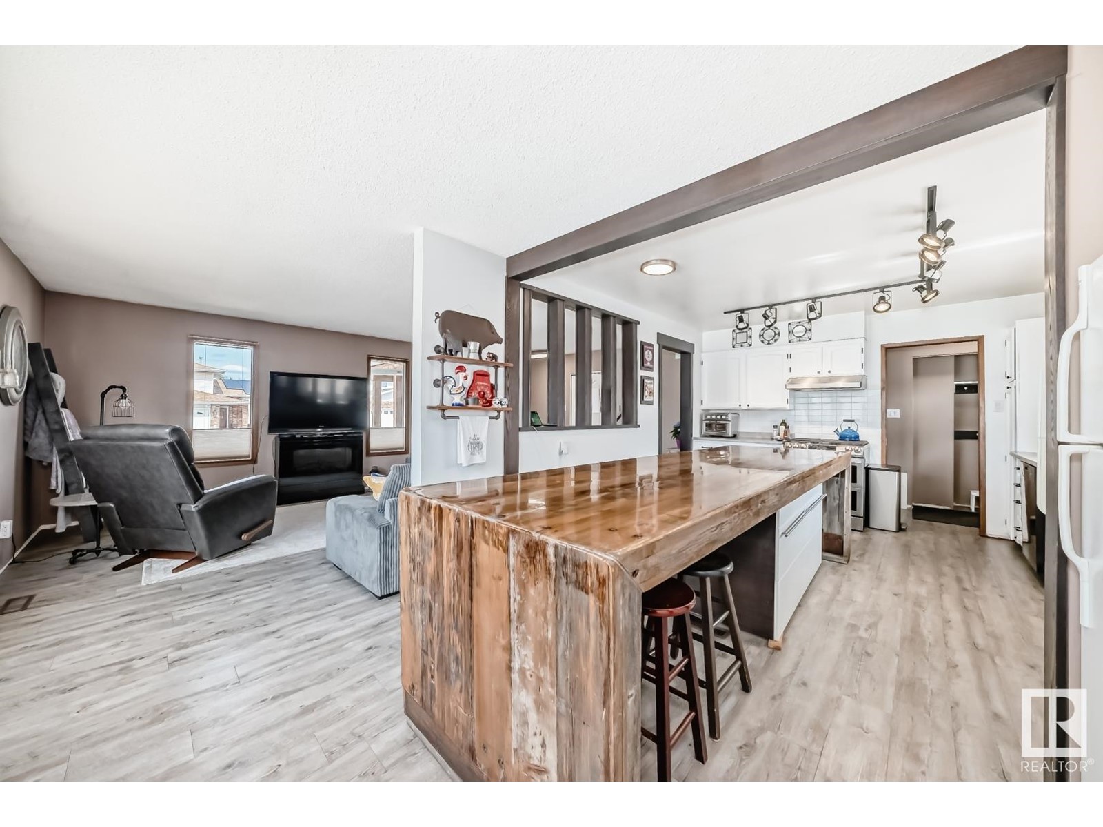 Property at 10411 31 AV NW image 4