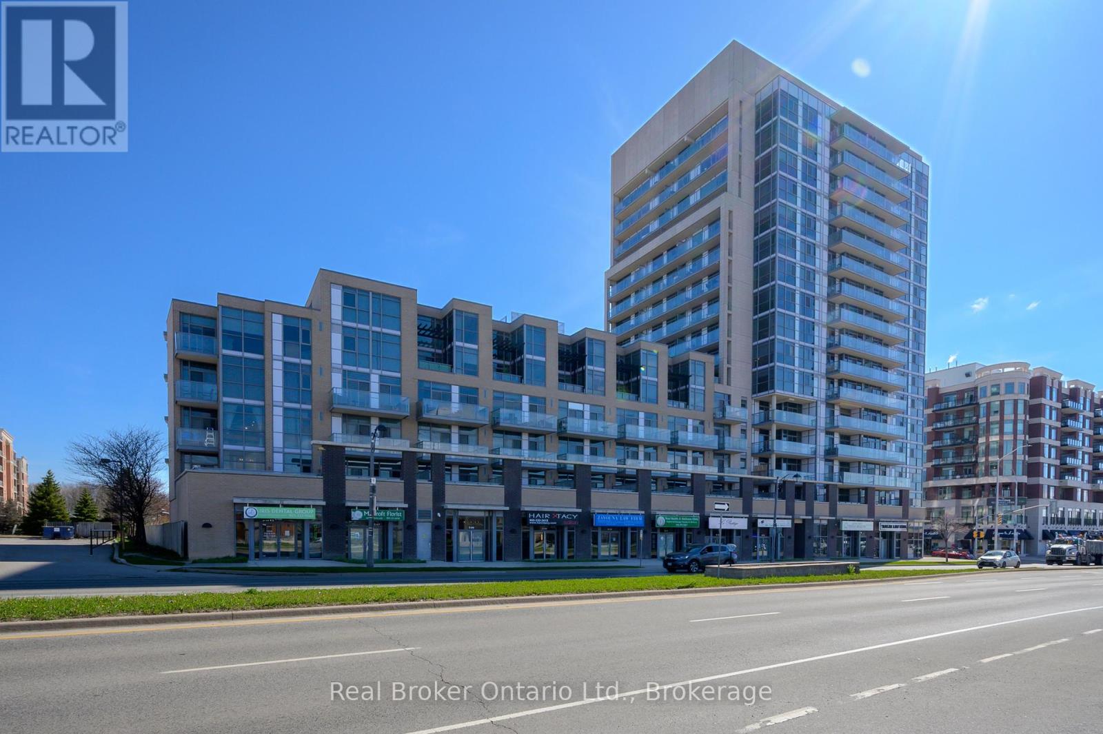 211 - 1940 Ironstone Drive, Burlington, Ontario  L7L 0E4 - Photo 4 - W12115832