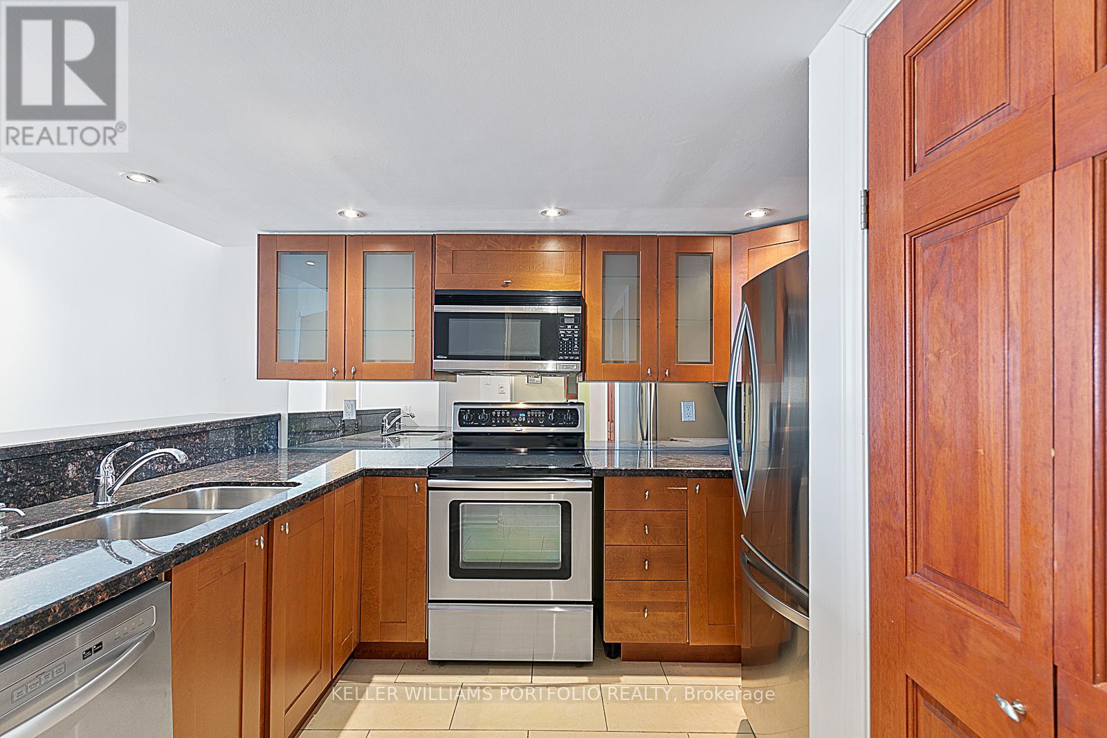 2104 - 15 Maitland Place, Toronto, Ontario  M4Y 2X3 - Photo 6 - C12115498