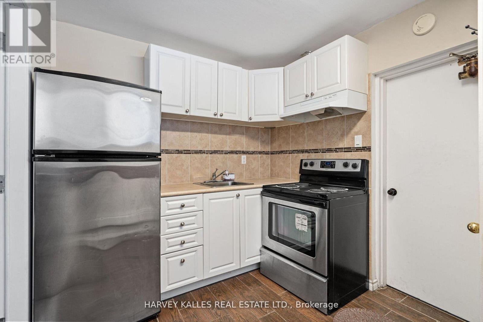 58 Garthdale Court W, Toronto, Ontario  M3H 5P9 - Photo 4 - C12115706