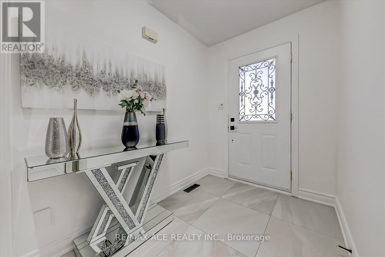 Property at 1579 HEATHSIDE CRESCENT image 3