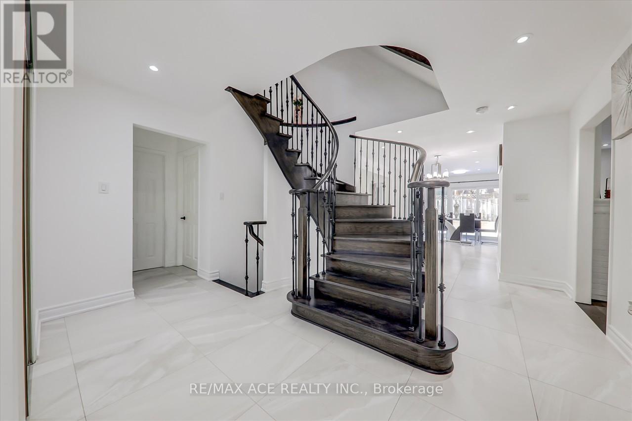Property at 1579 HEATHSIDE CRESCENT image 5