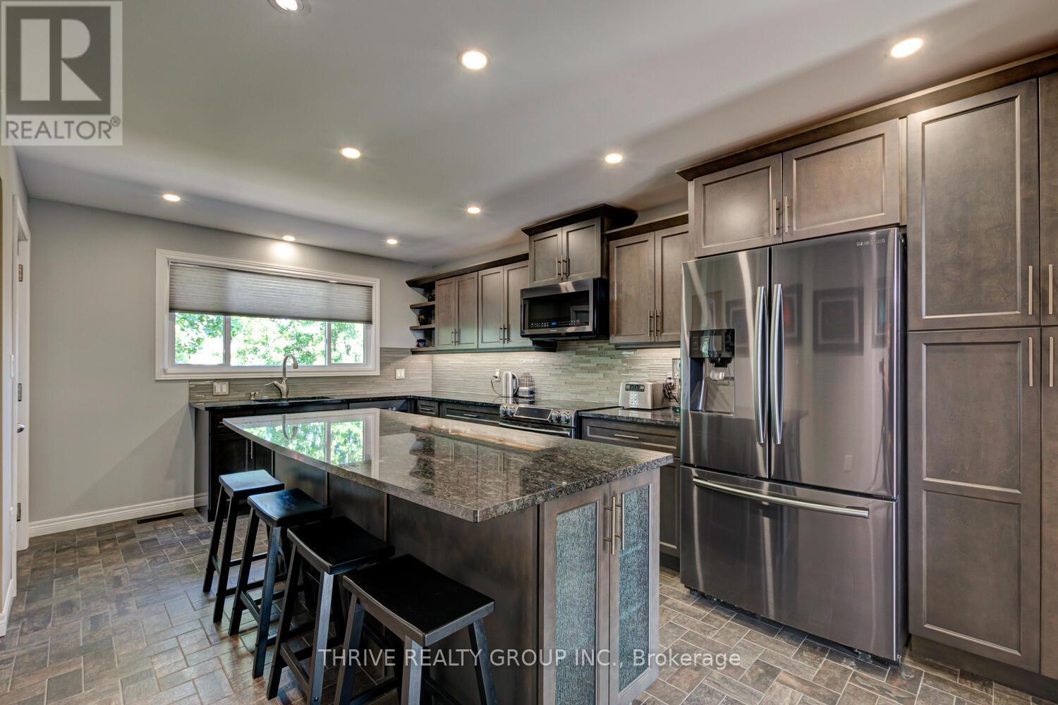 544 Darcy Drive, Strathroy-Caradoc, Ontario  N7G 4L2 - Photo 16 - X12115929